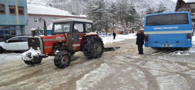 GÜMELİ’DE TRAKTÖR KAR KÜREME ARACI İLE KAR TEMİZLİĞİ